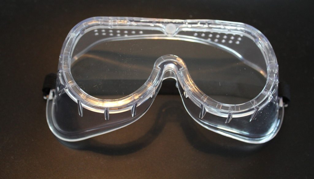 Okulary ochronne do pracy z gliną lub ceramiką.